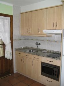 A kitchen or kitchenette at Apartamentos Casa Gallan
