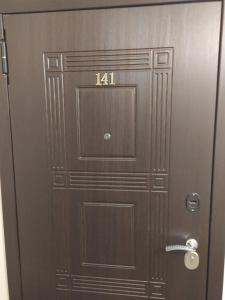 Una puerta de madera con el número. en Апартаменты по Панаса Мирного. en Khmelʼnytsʼkyy