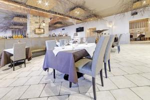 A restaurant or other place to eat at Hotel Grotto Bagat