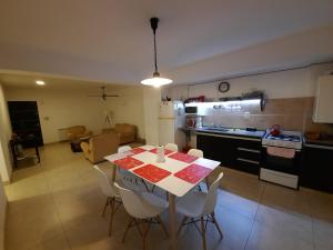 - une cuisine et une salle à manger avec une table et des chaises dans l'établissement Salta Historica, à Salta