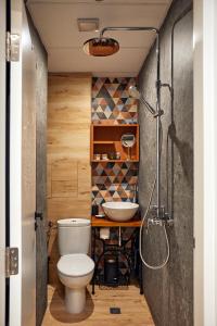 un baño con inodoro y lavabo en Courthouse Apartments Slavi, en Sofía