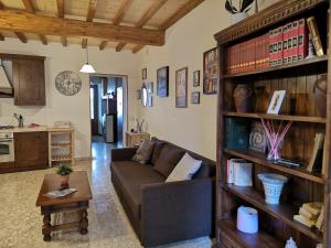 een woonkamer met een bank en een boekenplank bij Il Castello di Monteggiori in Camaiore