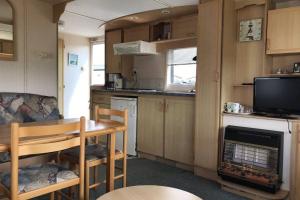 Kuchyň nebo kuchyňský kout v ubytování Knusse caravan camping Duinoord 300m van strand