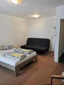 ドルトムントにあるアパートメント イン ザ センターのベッドとソファが備わる部屋