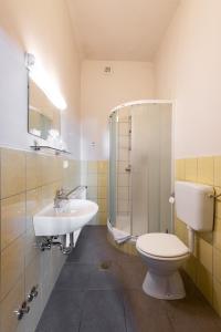 Koupelna v ubytování Sobodajalstvo Obal + 37 fotografií