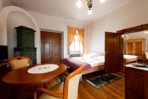una camera da letto con un letto, un tavolo, un tavolo e delle sedie di Sobodajalstvo Obal a Cankova