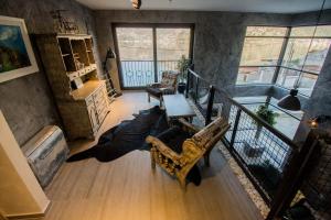 een woonkamer met een trap en een tafel en stoelen bij Villa Viborg Boka Bay in Kotor