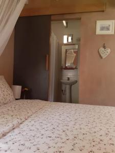 a bedroom with a bed and a sink at Las Luciernagas Posada de Mar in La Pedrera