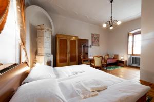 una camera da letto con un grande letto bianco e un tavolo di Sobodajalstvo Obal a Cankova