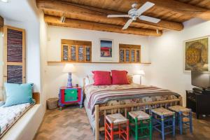 Foothills Retreat- Patios, Rooftop Deck, Quiet, 2BR客房内的一张或多张床位