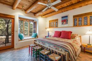 圣达菲Foothills Retreat- Patios, Rooftop Deck, Quiet, 2BR的带床和吊扇的卧室