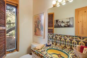Foothills Retreat- Patios, Rooftop Deck, Quiet, 2BR的休息区