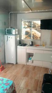 A cozinha ou cozinha compacta de Morada Sol e Lua Container Guarda do Embaú com Ar condicionado