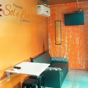 Uma TV ou centro de entretenimento em Morada Sol e Lua Container Guarda do Embaú com Ar condicionado