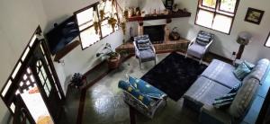 an overhead view of a living room with a couch and chairs at Mansão Adonai nas Cachoeiras de Penedo in Penedo