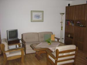 ein Wohnzimmer mit Sofa und Fernseher in der Unterkunft Haus Scheucher - Chiemgau Karte in Inzell