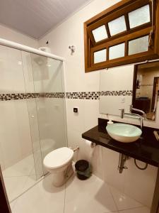 Ванна кімната в Mandacaru Chalés e Suítes Itamambuca