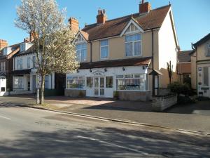 um edifício ao lado de uma rua em Chantry Villa Hotel em Skegness