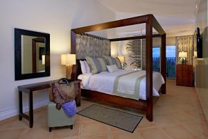 Rúm í herbergi á Coconut Bay Beach Resort & Spa All Inclusive