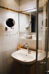 La salle de bains est pourvue d'un lavabo et d'un miroir. dans l'établissement Ferienwohnung Bergoase, à Fischen im Allgäu