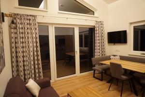 Televízia a/alebo spoločenská miestnosť v ubytovaní Appartements Blumenwiese