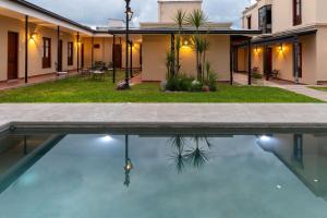 圣萨尔瓦多德朱El Arribo Hotel的房子后院的游泳池