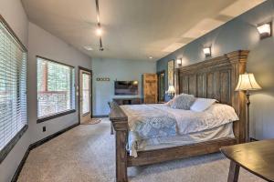 Krevet ili kreveti u jedinici u okviru objekta Pristine Breckenridge Home with Hot Tub and Mtn Views!