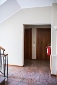 an empty room with a door and a fire extinguisher at Bastimento in Fiorenzuola dʼArda