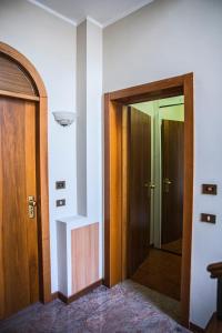 an empty hallway with two wooden doors at Bastimento in Fiorenzuola dʼArda