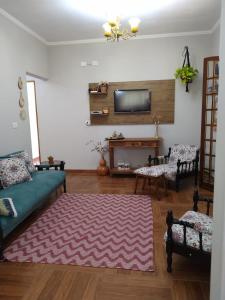 - un salon avec un canapé et une télévision dans l'établissement Chácara Recanto dos Amores, à Bueno Brandão
