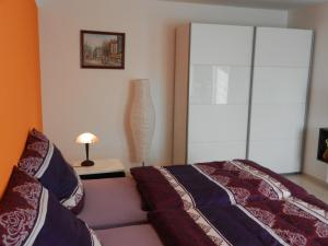 - une chambre avec un lit et un vase sur une table dans l'établissement Ferienwohnung Hameln Jasmin, à Hameln
