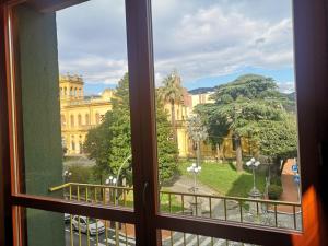 ein Fenster mit Blick auf ein Gebäude in der Unterkunft Benvenuti A Casa Incerpi in Montecatini Terme