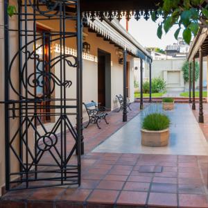 un patio con bancos y mesas en un edificio en El Arribo Hotel en San Salvador de Jujuy