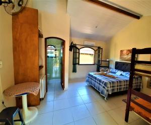 ボイスカンガにあるMorada dos Colibrisのベッドルーム1室(ベッド1台、椅子付)