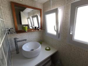 Uma casa de banho em Maison de vacances 3 chambres à 400 m de la plage Kairon - Saint Pair sur mer