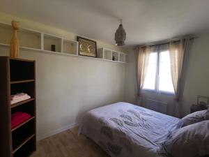 um quarto com uma cama e uma janela em Maison de vacances 3 chambres à 400 m de la plage Kairon - Saint Pair sur mer em Saint-Pair-sur-Mer