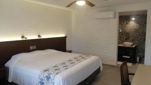 Voodi või voodid majutusasutuse Hotel Puerta Chichen toas