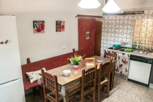 a kitchen with a wooden table and chairs in a kitchen at Casona de Rabanal-Oca in Rabanal del Camino