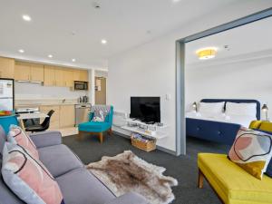 Il comprend un salon avec un canapé et une cuisine. dans l'établissement Residence du Lac by Staysouth, à Queenstown