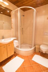 Koupelna v ubytování Hotel Rosengarten + 18 fotografií