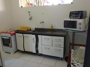 Una cocina o kitchenette en Casa com piscina em condomínio fechado no Guarujá