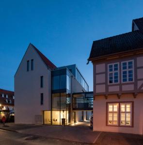 ein großes weißes Gebäude mit Glasfassade in der Unterkunft Hotel Stadtpalais in Lemgo