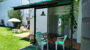 a patio with chairs and a table in a yard at La Daimalé Apart in Colón