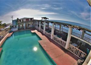 an overhead view of a swimming pool next to the ocean at Hotel El Paraíso in Armería