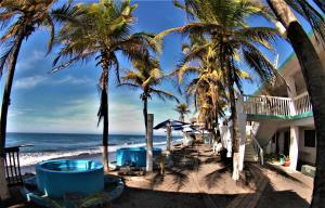 - une vue sur la plage depuis le balcon du complexe dans l'établissement Hotel El Paraíso, à Armería