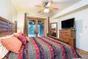 Llit o llits en una habitació de Adams Ranch Rd - 249