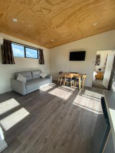 uma sala de estar com um sofá e uma mesa em Country Retreats on Ranzau 2 em Nelson