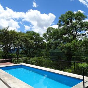 einen Pool mit Blick auf die Bäume in der Unterkunft LA AGÜITA PERDIDA in Raco