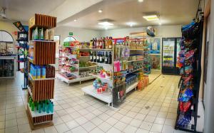 un magasin rempli de nombreux produits dans un magasin dans l'établissement Hotel Santa Fe Los Cabos by Villa Group, à Cabo San Lucas