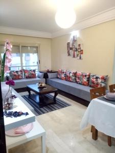 - un salon avec un canapé et une table dans l'établissement Apartment with Terrace, à Casablanca